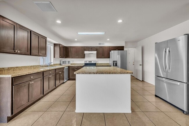 Building Photo - 5 Bed, 3 Bath, Pebble Tec Pool, Granite Counters Huge Kitchen Island