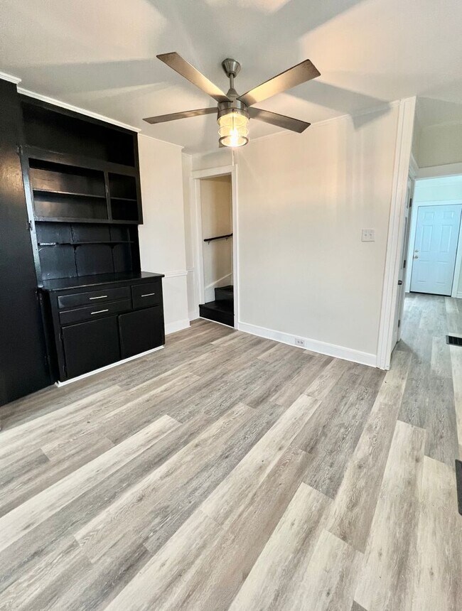 Building Photo - 3 Bedroom 2 Bath City Home Available