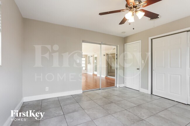 Building Photo - 2720 SW 18th St