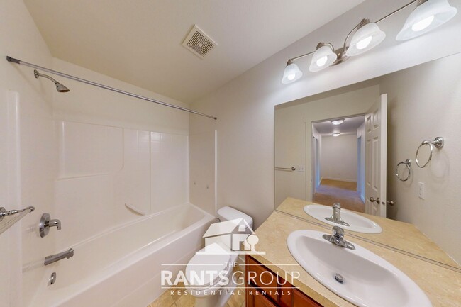 Building Photo - Modern Open-Concept Home with Fenced Backy...