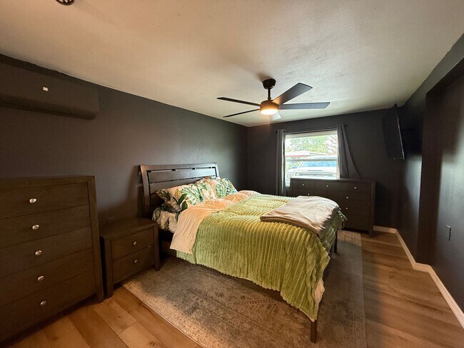 Building Photo - Spacious 4-bedroom, 2-bath pool home