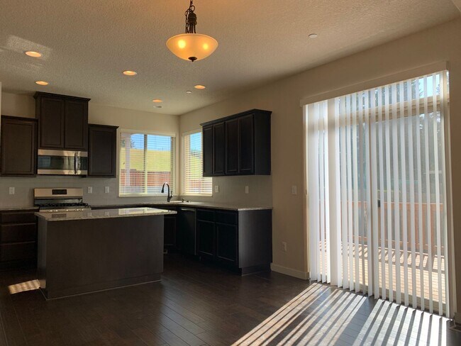 Building Photo - Beautiful 4BR in Camas! Modern Finishes! Close to Shopping & I-5! Schedule a tour today!