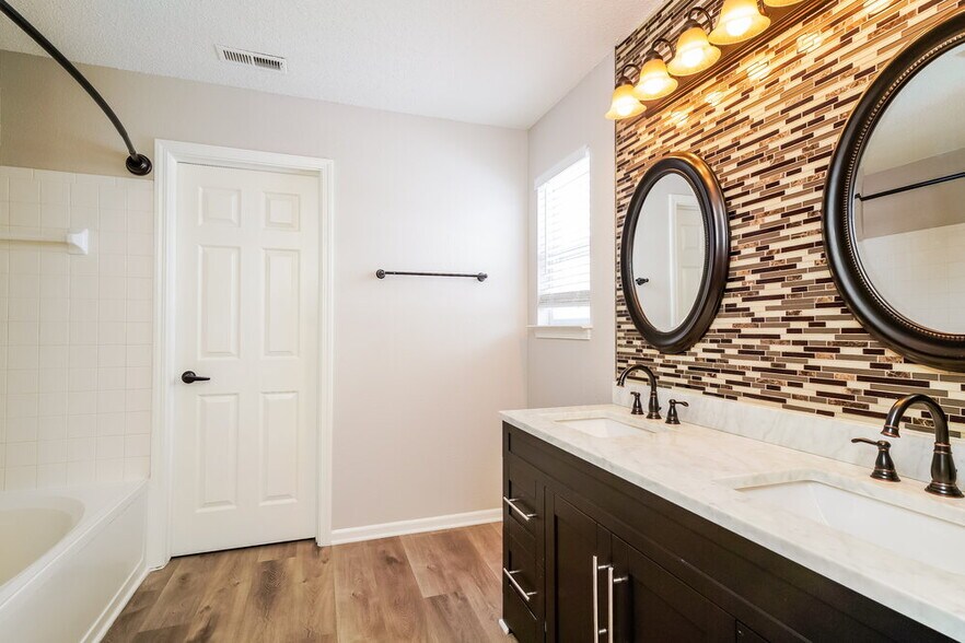 Building Photo - 9058 Bayview Cir