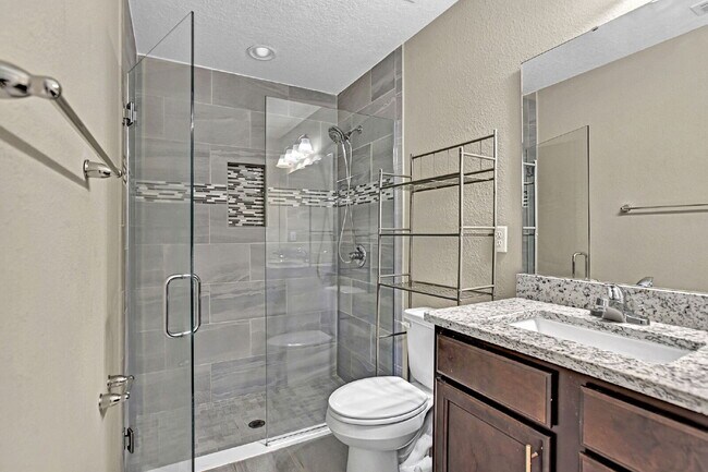 Building Photo - Like new 4 bedroom 2 bath home for rent.