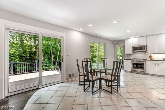 Building Photo - 33 Highmount Ave