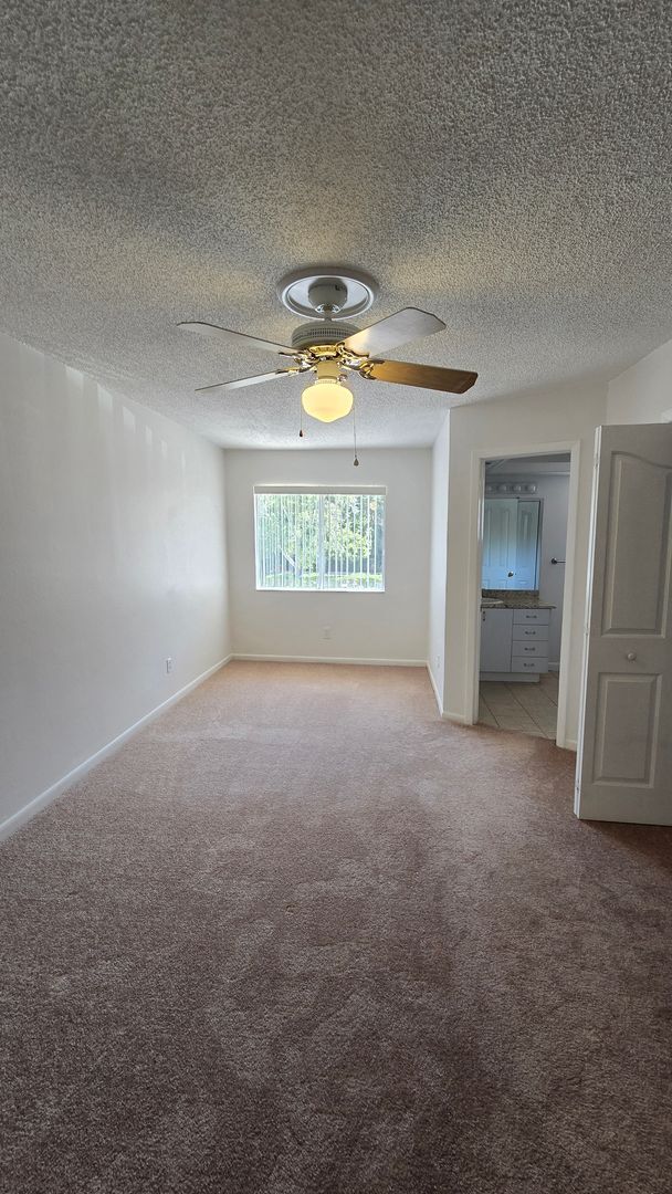 Building Photo - 2 Bed 2 Bath townhome with a Den/ Office s...
