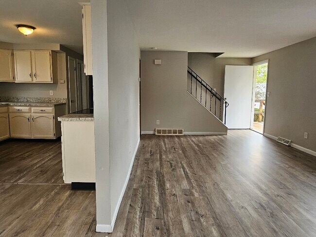 Building Photo - 608 Sunflower Dr