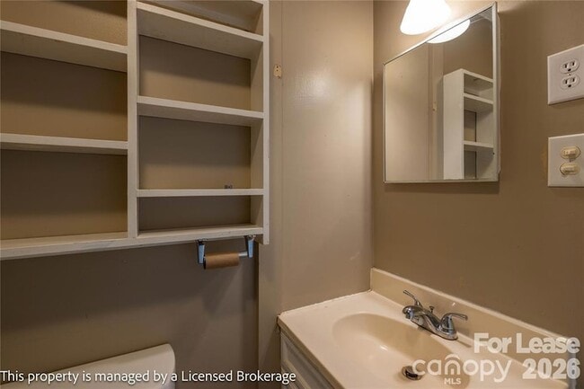 Building Photo - 213 Roslyn Rd