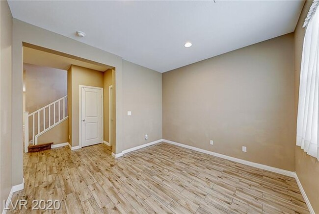 Building Photo - Northwest 4 bedroom!