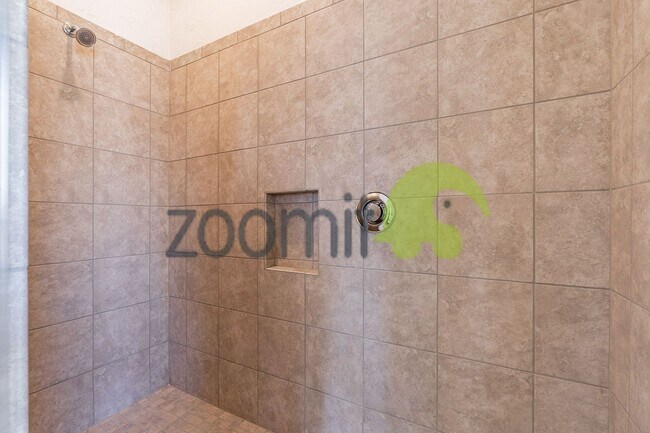 Building Photo - Beautiful Views!