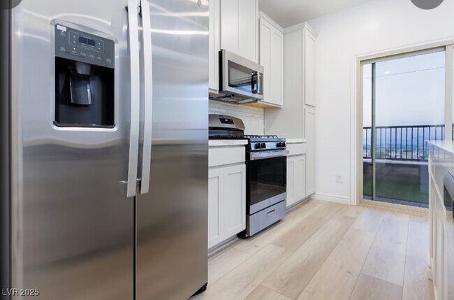 Building Photo - 600 Carriage Hill Dr