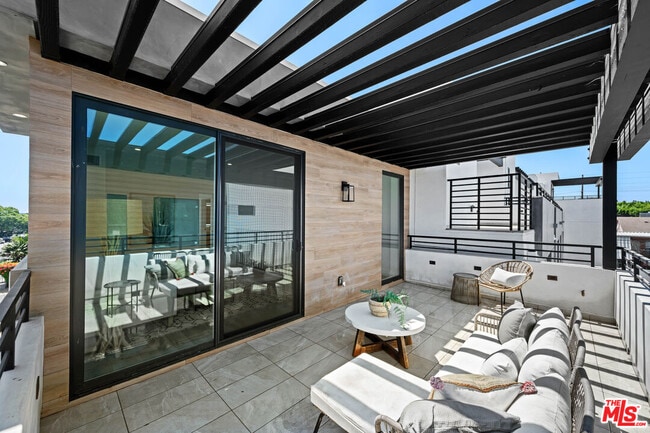 Building Photo - 2015 1/2-1951 Preuss Rd