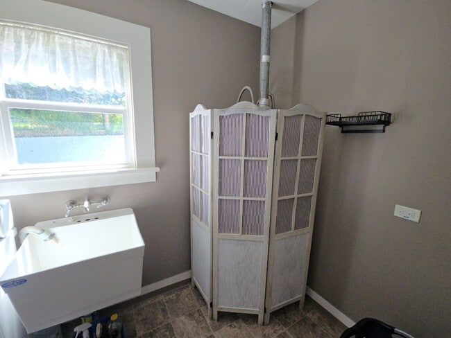 Building Photo - Beautifully remodeled 2BD/1BA Scotia home