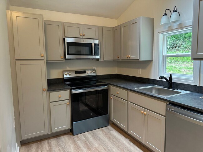 Building Photo - Newly Renovated 2-Bedroom 1 Bath-  Retreat on 12 Secluded Acres with Trails in Kintnersville!