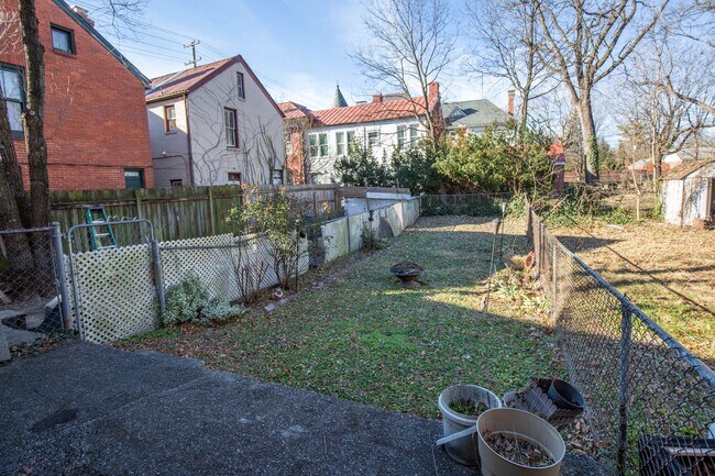 Building Photo - 2 Bedroom, 1.5 Bath, Duplex in Historic Martinsburg, WV