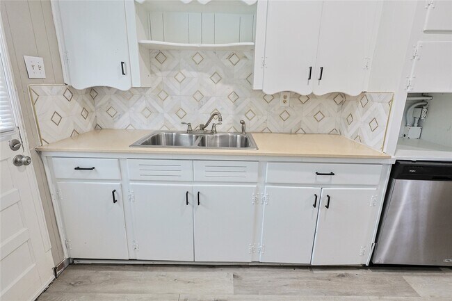 Building Photo - 1106-12th 1/2 12th 1/2 St N