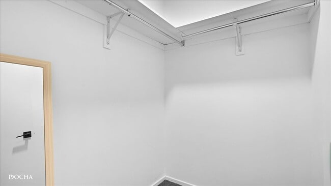 Building Photo - 801 S Plymouth Ct