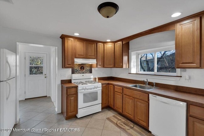 Building Photo - 1708 Lake Dr