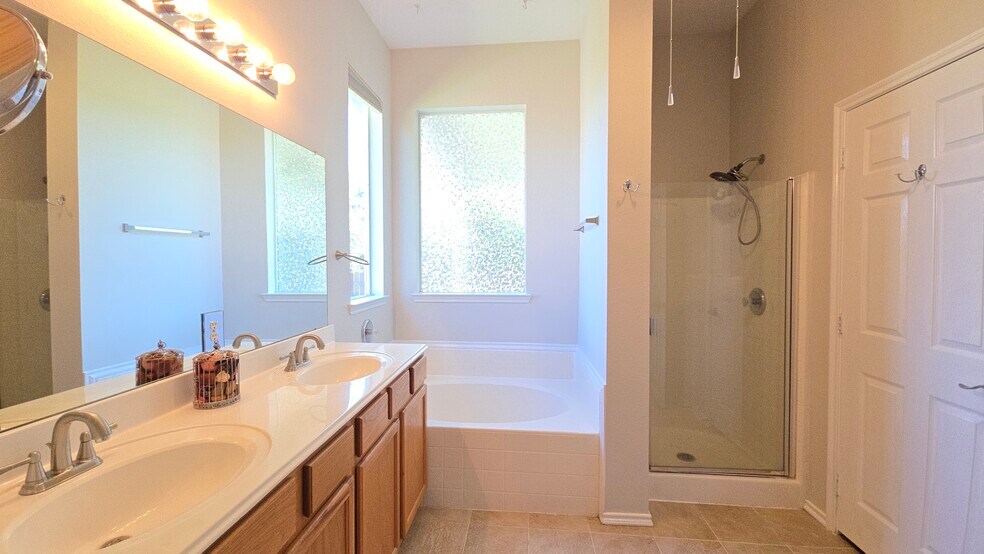 Building Photo - 6800 Oak Falls Dr
