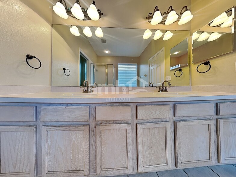 Building Photo - 1913 Sedgefield St