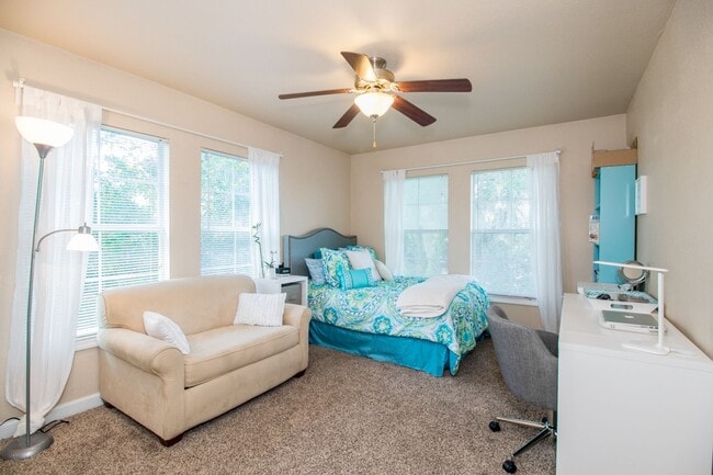 Building Photo - Oxford Terrace Phase I: 4/4 luxury apartment just 3 blocks from UF & 1 block from Sorority Row. L...