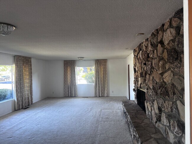 Building Photo - HOUSE