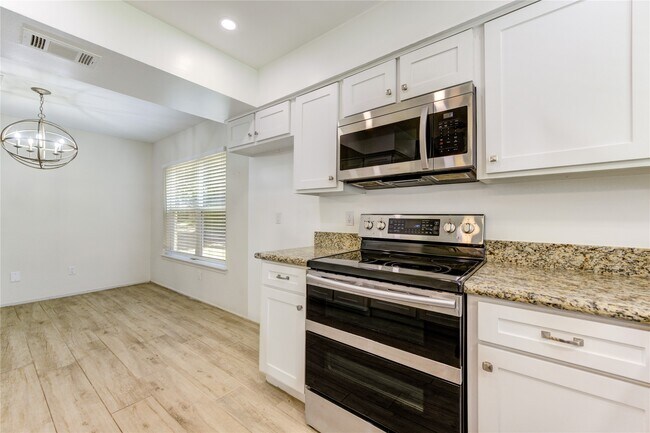 Building Photo - 2114 River Village Dr