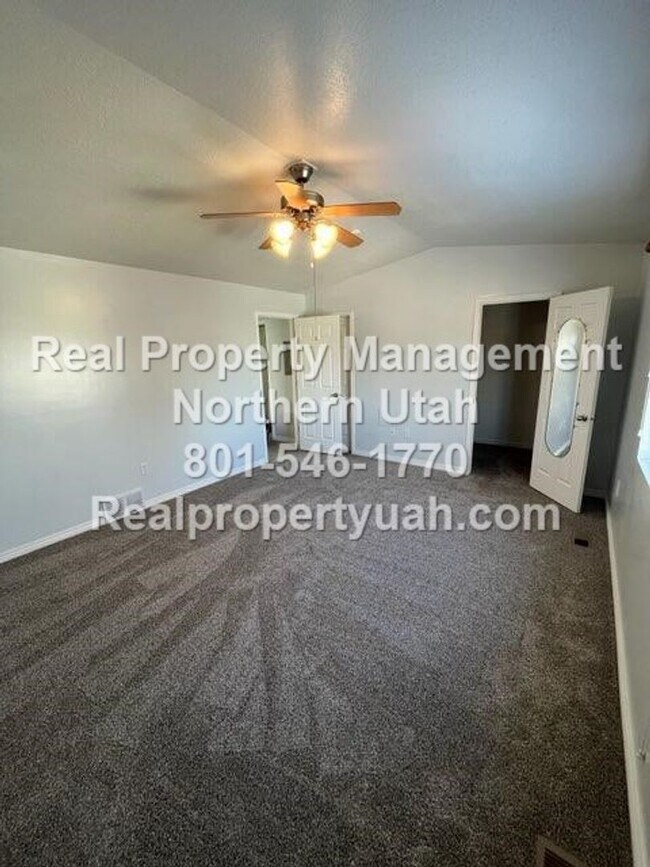 Building Photo - 2 Bedroom 1.5 Bath Townhome Available Now!