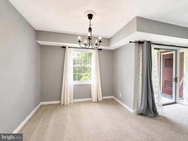 Building Photo - 3830 Lyndhurst Dr