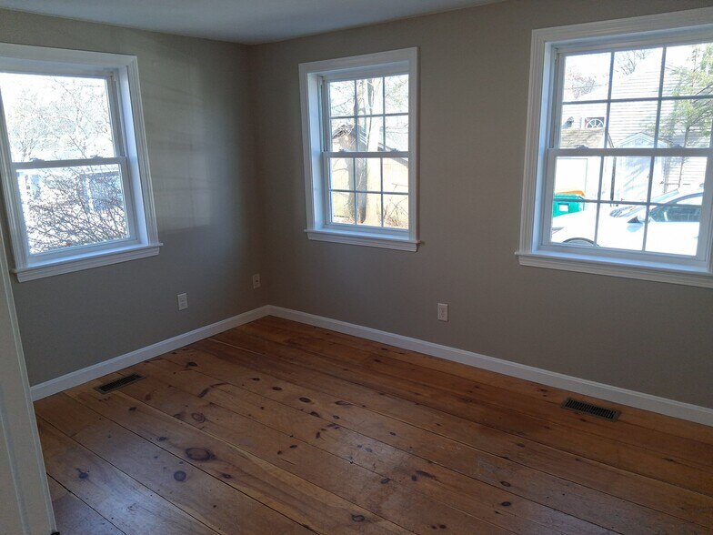 Building Photo - 58 Maple St