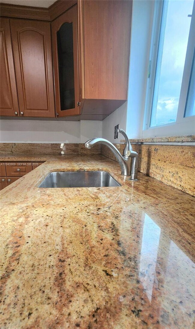 Building Photo - 1020 94th St