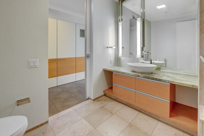 Building Photo - Veer Towers 1009W- Partial Strip Views fro...