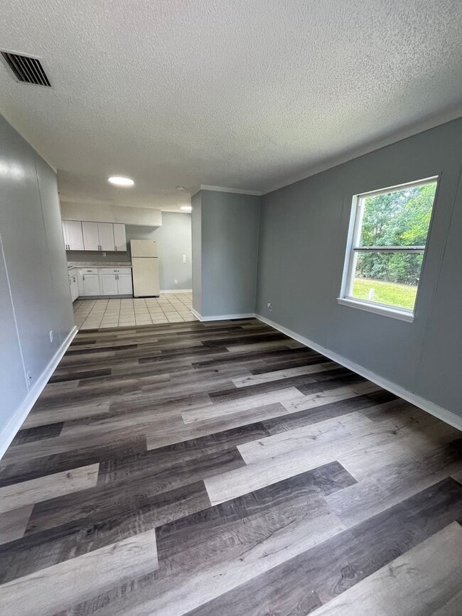 Building Photo - Spacious 1BR/1BA Duplex in North Dade City Near the Withlacoochee River!