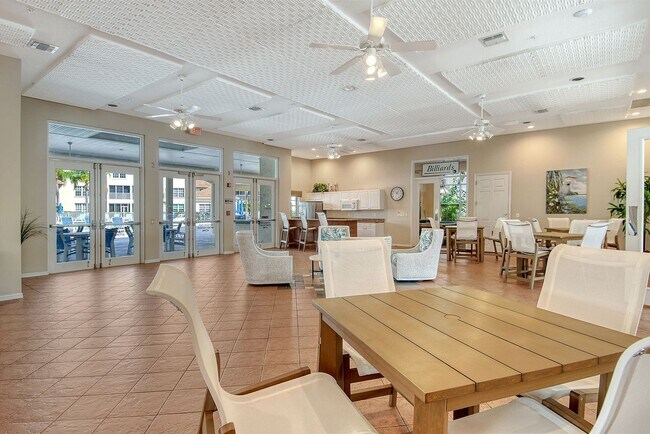 Building Photo - Spacious 3 bedroom, 2 bath condo with a lake view in Palmer Ranch