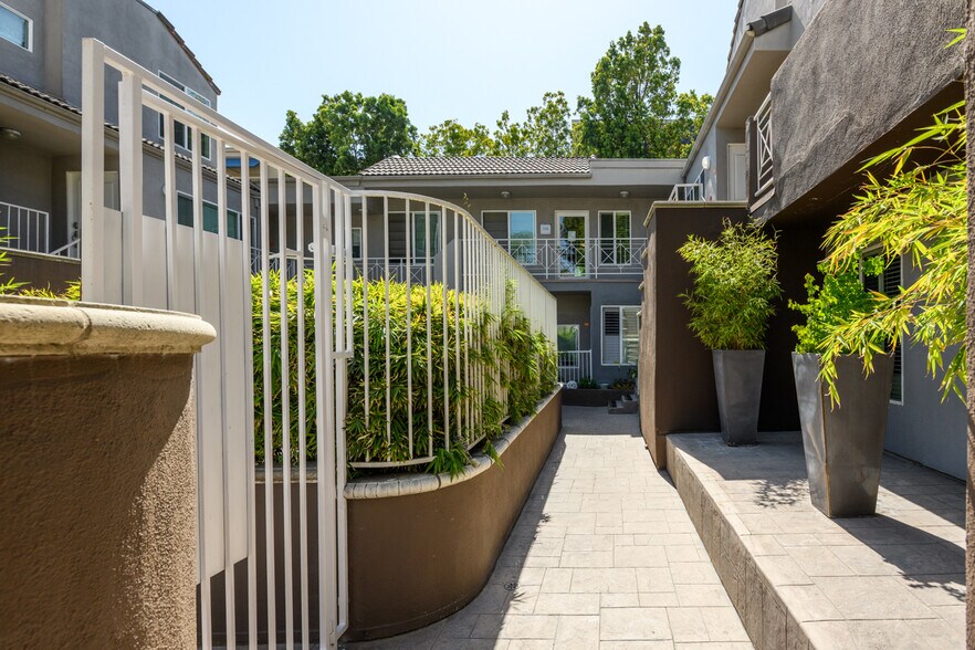 Building Photo - 355 N Maple St