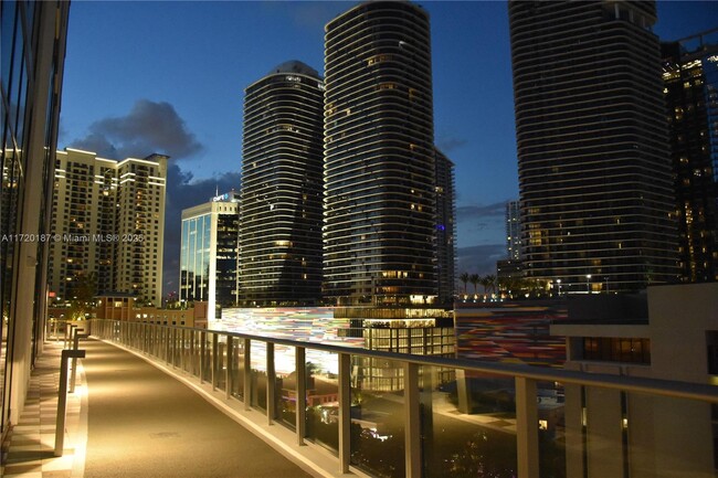 Building Photo - 1010 Brickell Ave