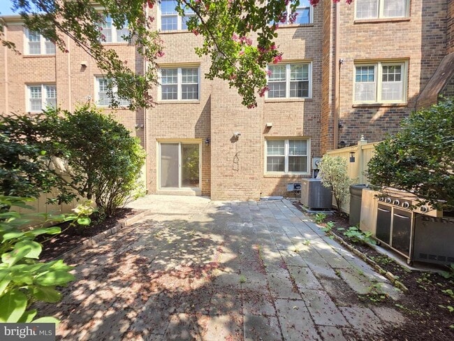 Building Photo - 5814 Tudor Ln