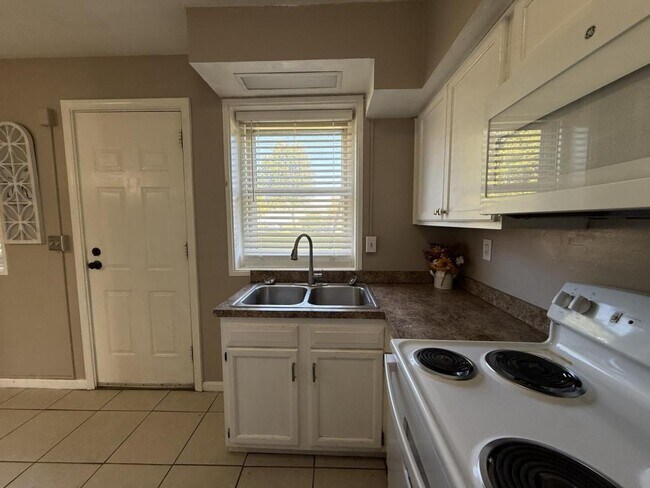 Building Photo - 1802 La Salle Pl