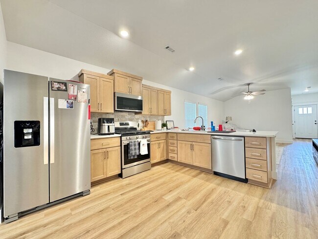 Building Photo - BRAND NEW 4 bedroom 2 bath home in Prairie Grove