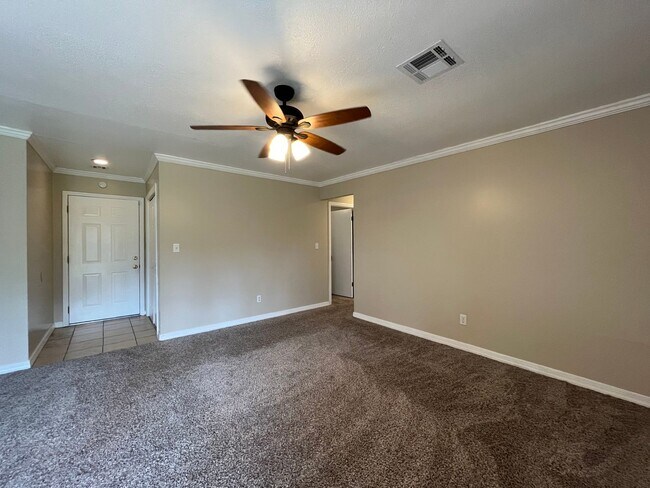 Building Photo - 3 Bedroom 2 Bathroom House!