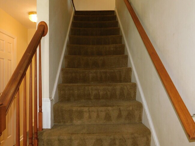 Building Photo - "Spacious 4-Bedroom Gem on Hughart Street with 2.5 Bathrooms and 2108 Sq. Ft. of Comfort!"