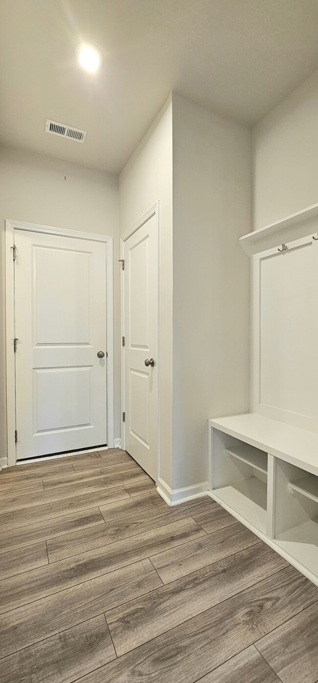 Building Photo - 904 Kinsey Aly