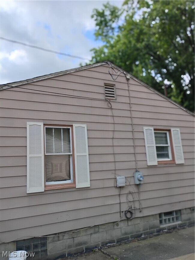 Building Photo - 3446 Hadley Ave