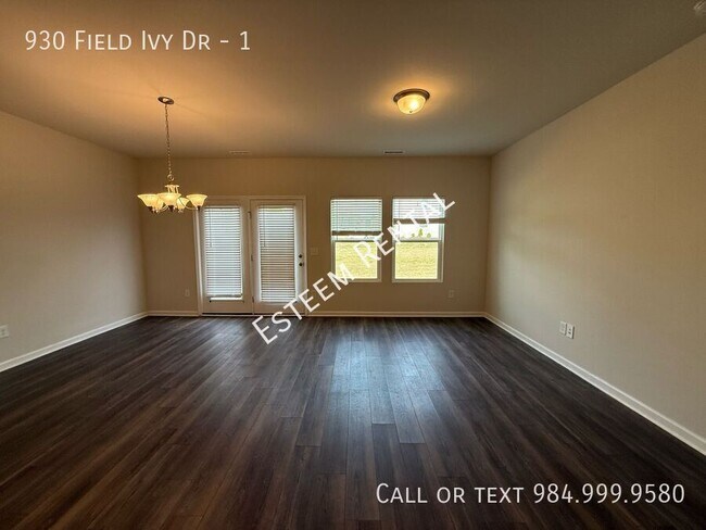 Building Photo - 930 Field Ivy Dr