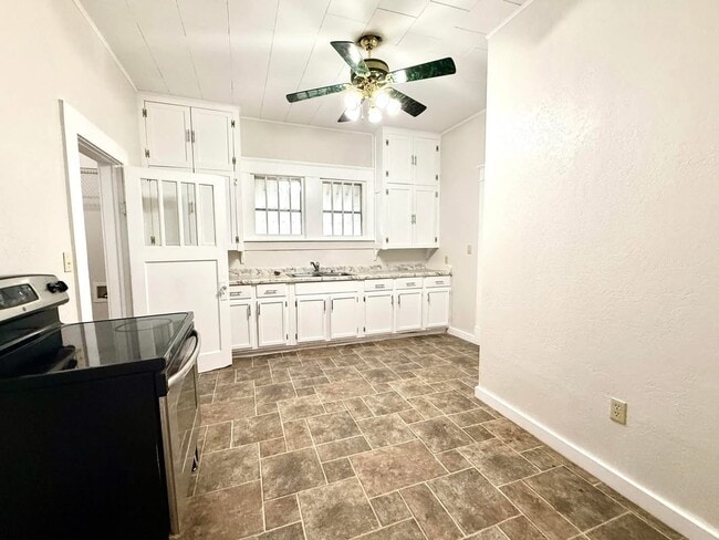 Building Photo - 1501 N Washington St