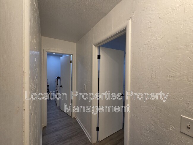 Building Photo - 1311 W 19th Terrace