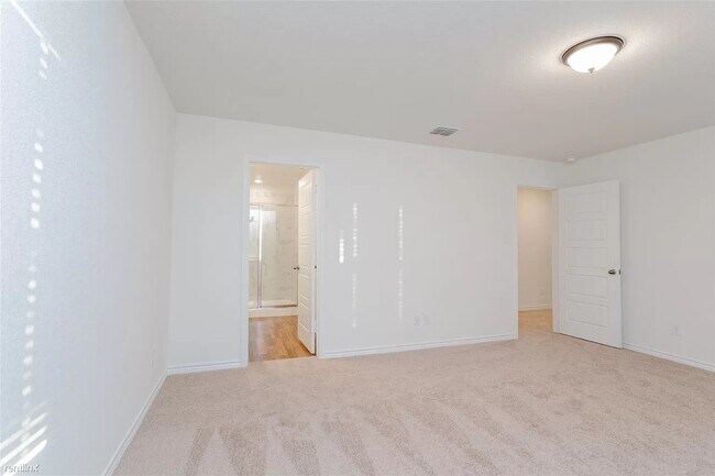 Building Photo - This spacious 4-bed/3-bath two-story renta...