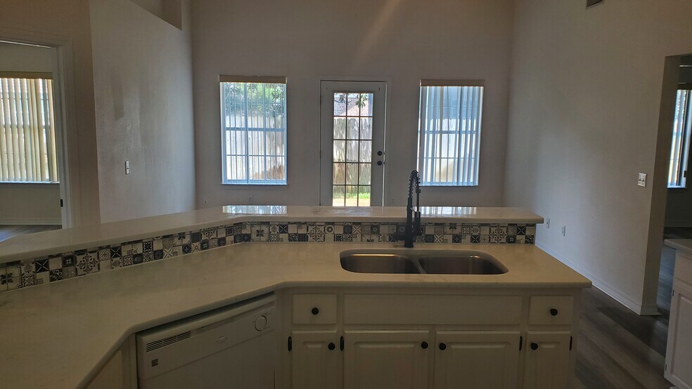 Kitchen 3 - 355 Currant Trce