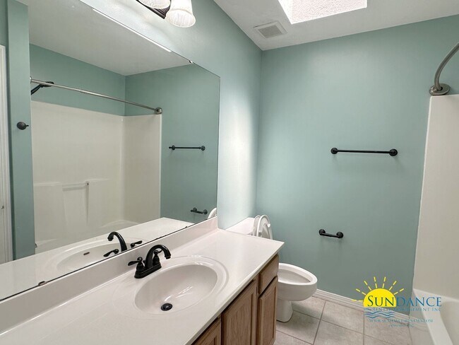 Building Photo - Stunning 3 Bedroom Home in Navarre