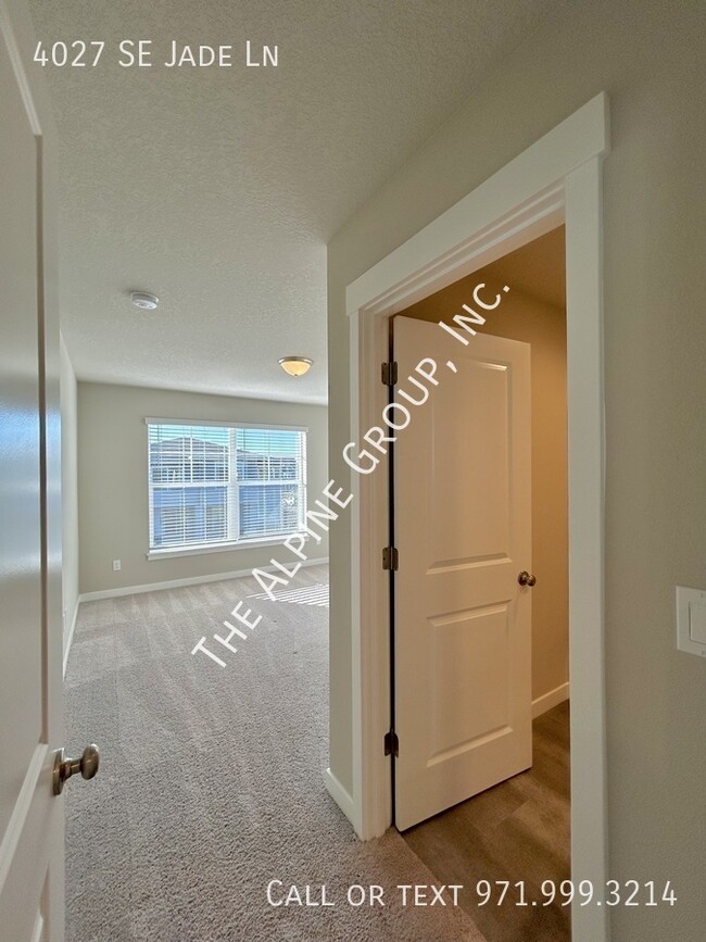 Building Photo - Hillsboro Townhome - Two Comfortable Suites!